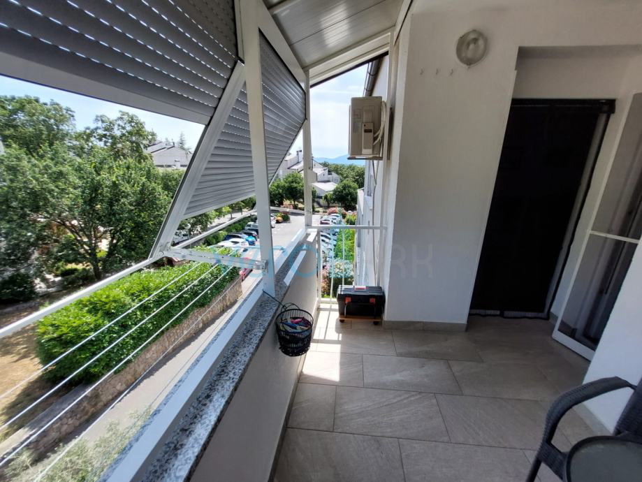 Omišalj, Njivice, Apartma 47 m2 na odlični lokaciji blizu morja, prodamo