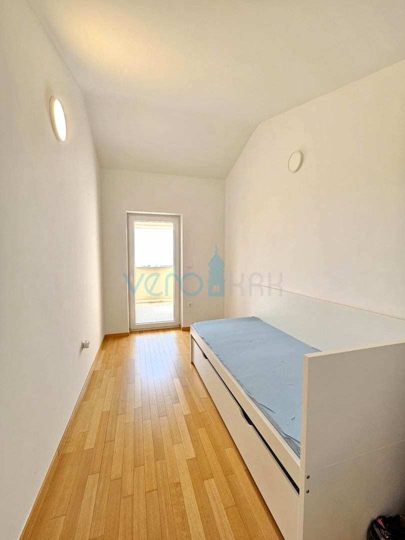 Malinska, blizu centra, Lep dvoetažni apartma 100 m2 z odprtim pogledom na morje, prodamo