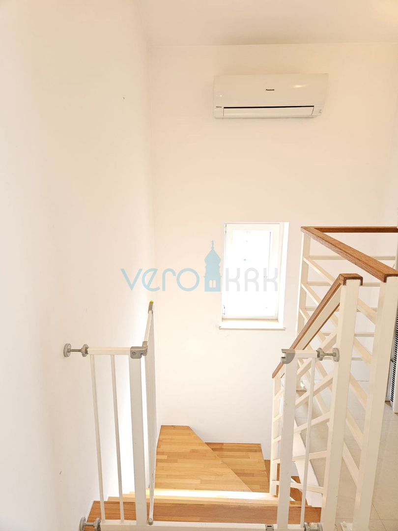 Malinska, blizu centra, Lep dvoetažni apartma 100 m2 z odprtim pogledom na morje, prodamo