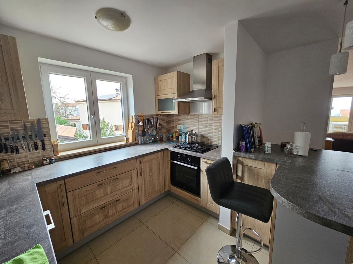 Malinska, blizu centra, Lep dvoetažni apartma 100 m2 z odprtim pogledom na morje, prodamo