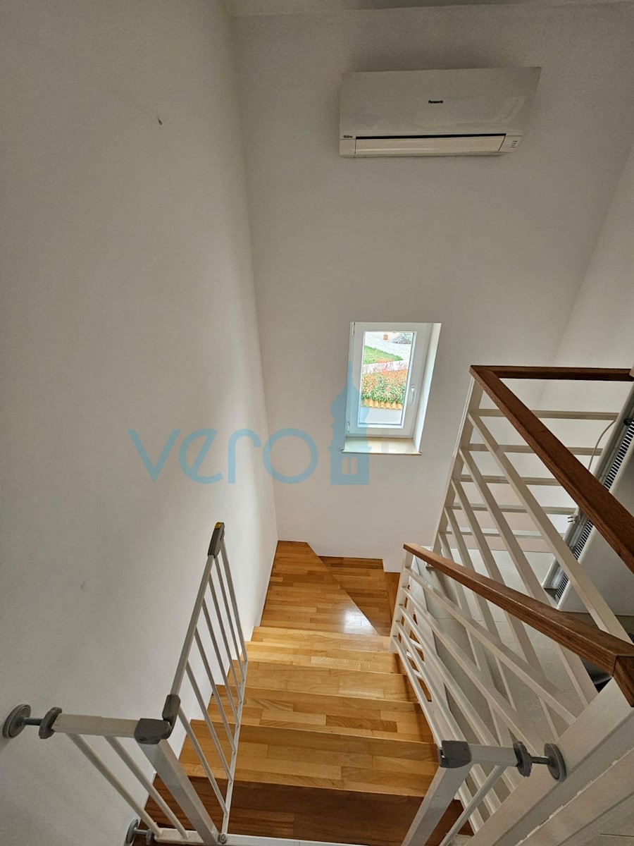 Malinska, blizu centra, Lep dvoetažni apartma 100 m2 z odprtim pogledom na morje, prodamo