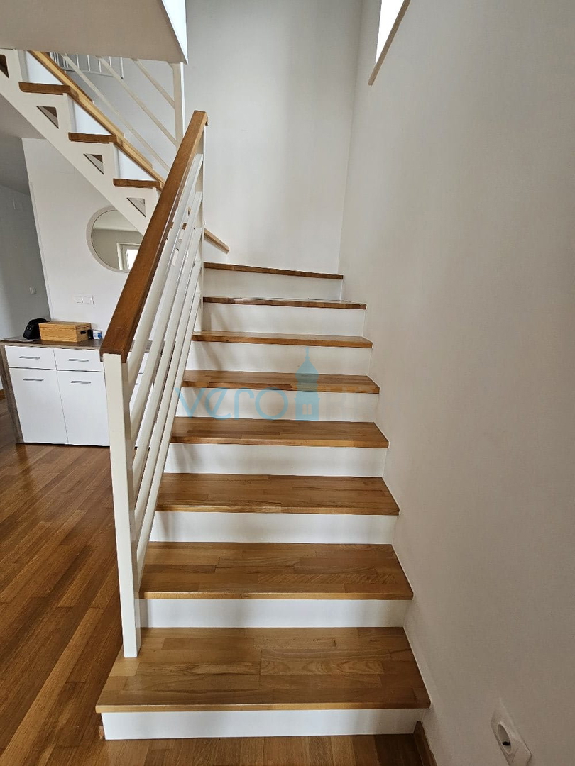 Malinska, blizu centra, Lep dvoetažni apartma 100 m2 z odprtim pogledom na morje, prodamo