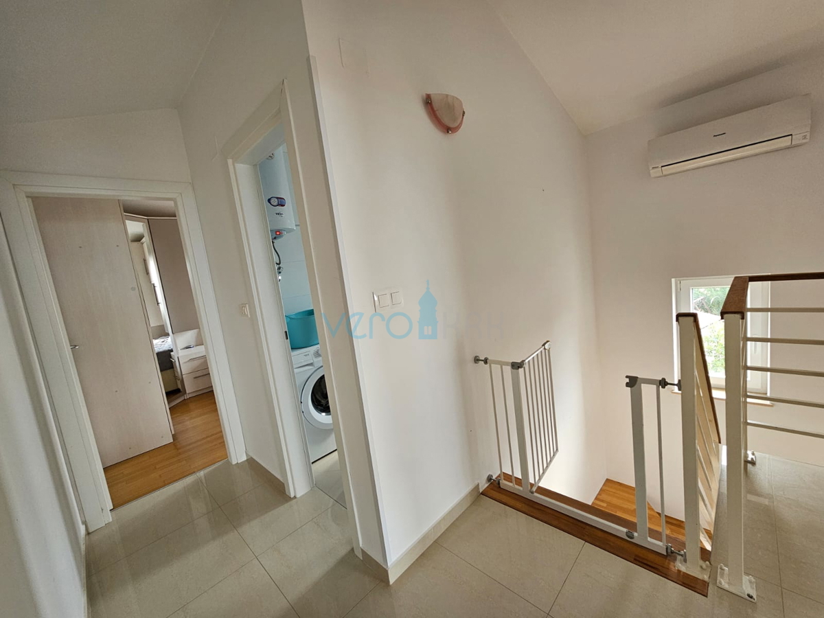 Malinska, blizu centra, Lep dvoetažni apartma 100 m2 z odprtim pogledom na morje, prodamo