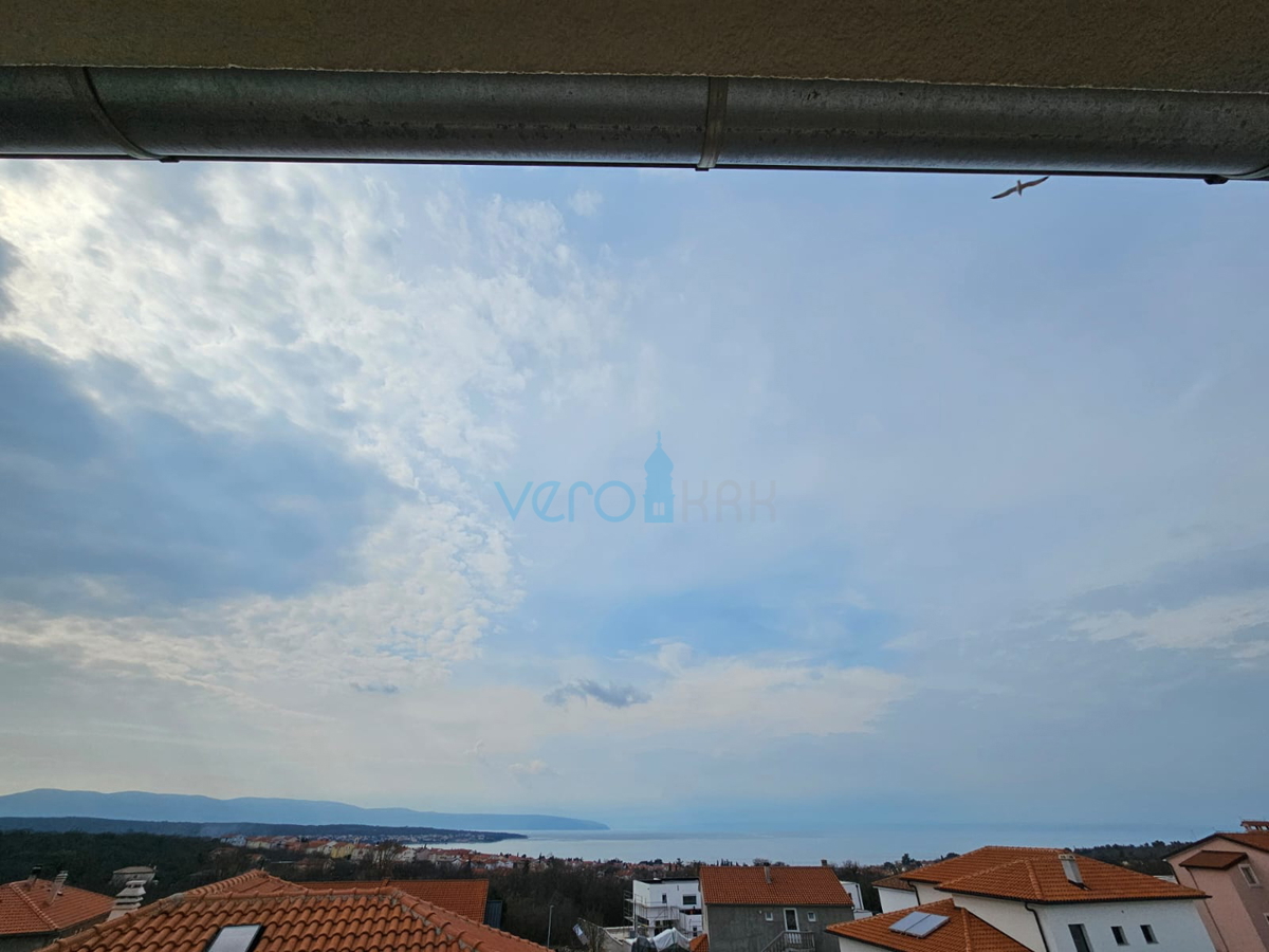 Malinska, blizu centra, Lep dvoetažni apartma 100 m2 z odprtim pogledom na morje, prodamo