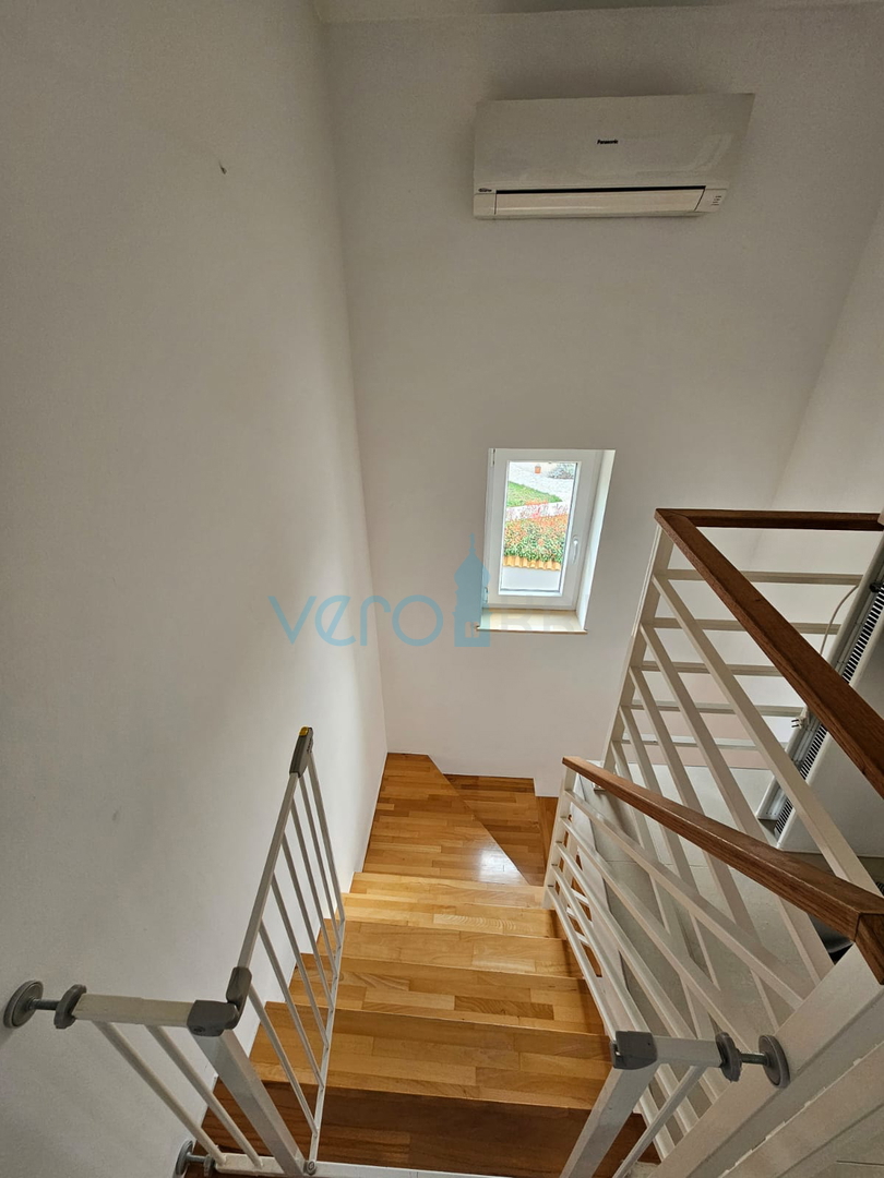 Malinska, blizu centra, Lep dvoetažni apartma 100 m2 z odprtim pogledom na morje, prodamo