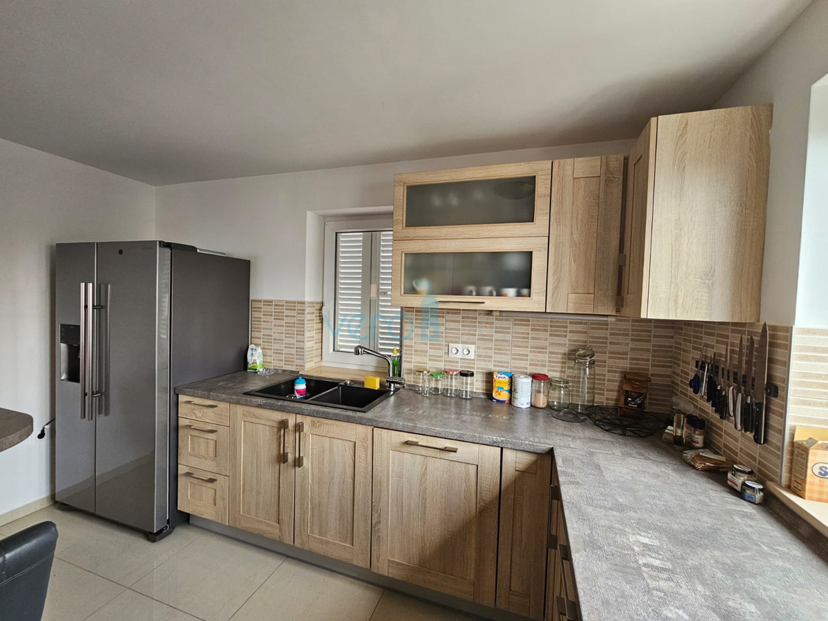 Malinska, blizu centra, Lep dvoetažni apartma 100 m2 z odprtim pogledom na morje, prodamo