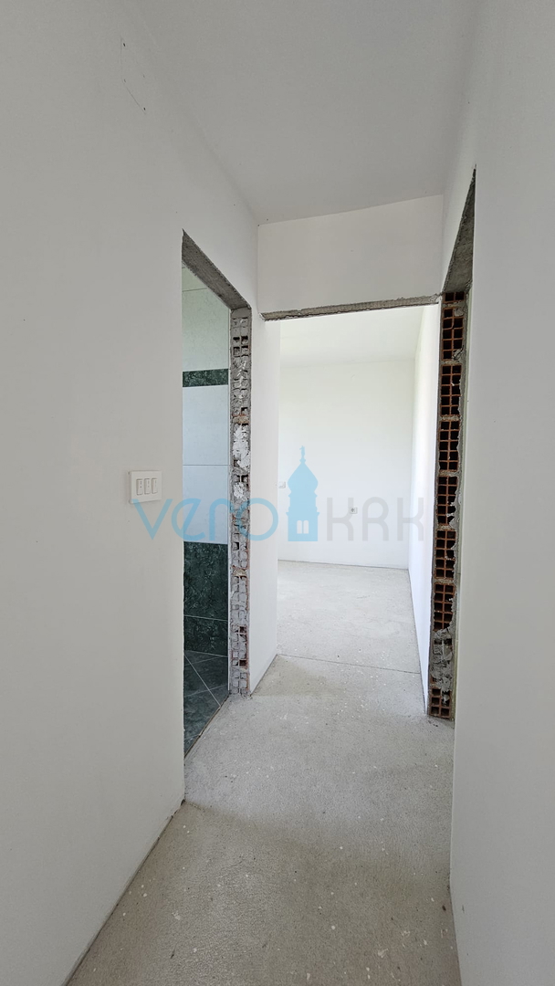 Otok Krk, Dobrinj, dvojna hiša z dvema stanovanjema 130 m2, zemljišče 300 m2, prodaja