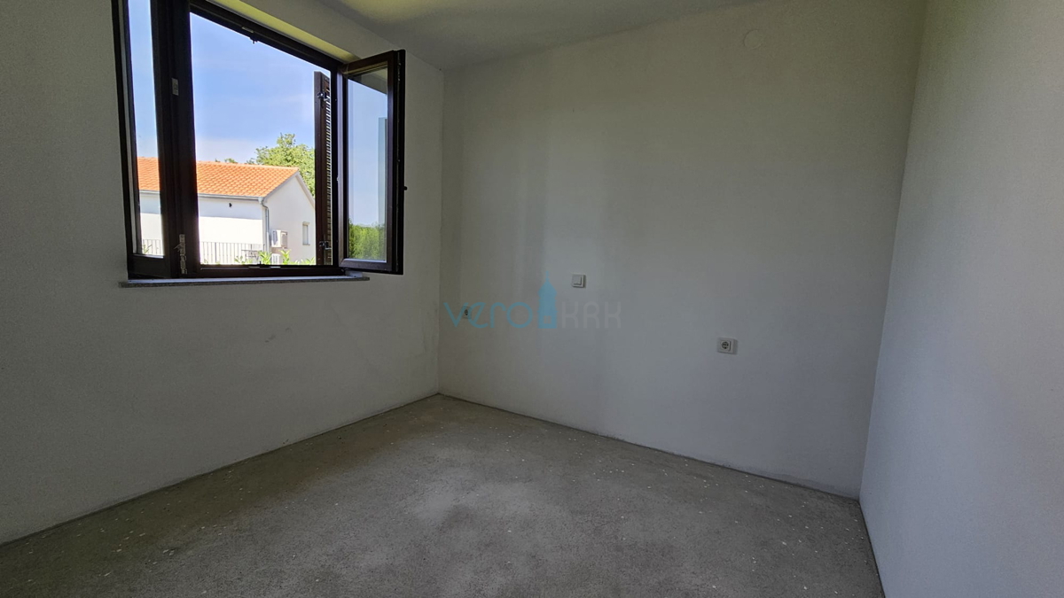 Otok Krk, Dobrinj, dvojna hiša z dvema stanovanjema 130 m2, zemljišče 300 m2, prodaja