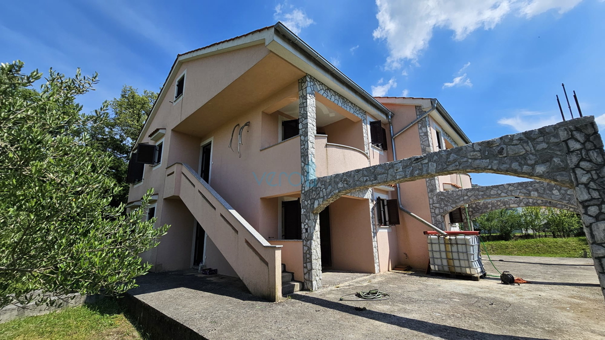 Otok Krk, Dobrinj, dvojna hiša z dvema stanovanjema 130 m2, zemljišče 300 m2, prodaja