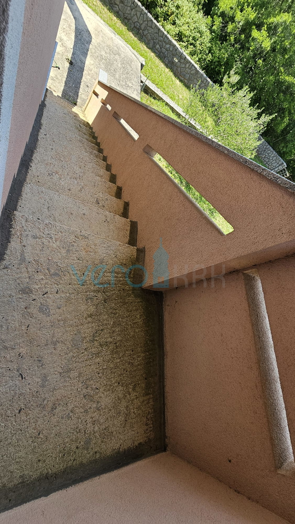 Otok Krk, Dobrinj, dvojna hiša z dvema stanovanjema 130 m2, zemljišče 300 m2, prodaja