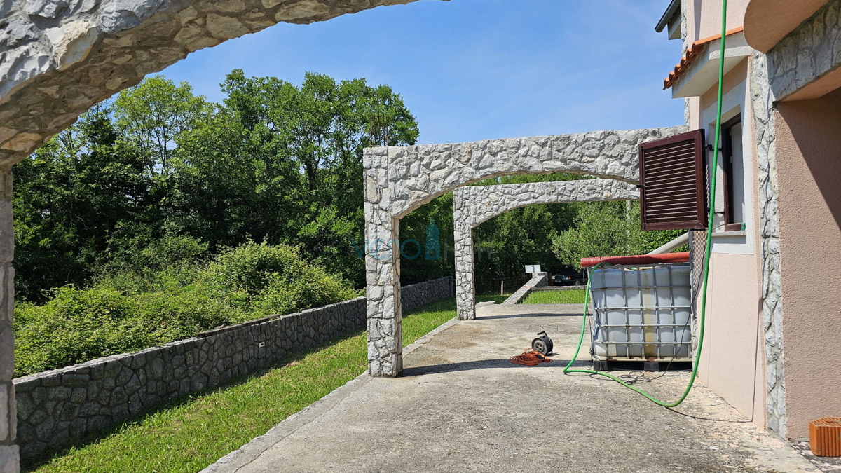 Otok Krk, Dobrinj, dvojna hiša z dvema stanovanjema 130 m2, zemljišče 300 m2, prodaja