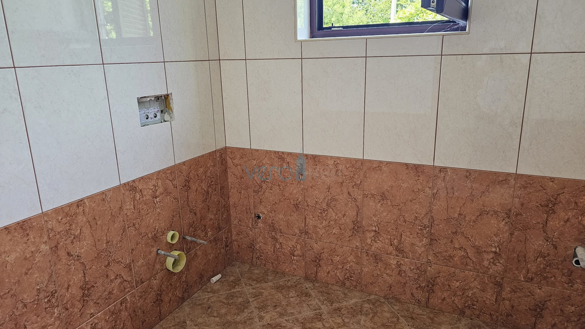 Otok Krk, Dobrinj, dvojna hiša z dvema stanovanjema 130 m2, zemljišče 300 m2, prodaja