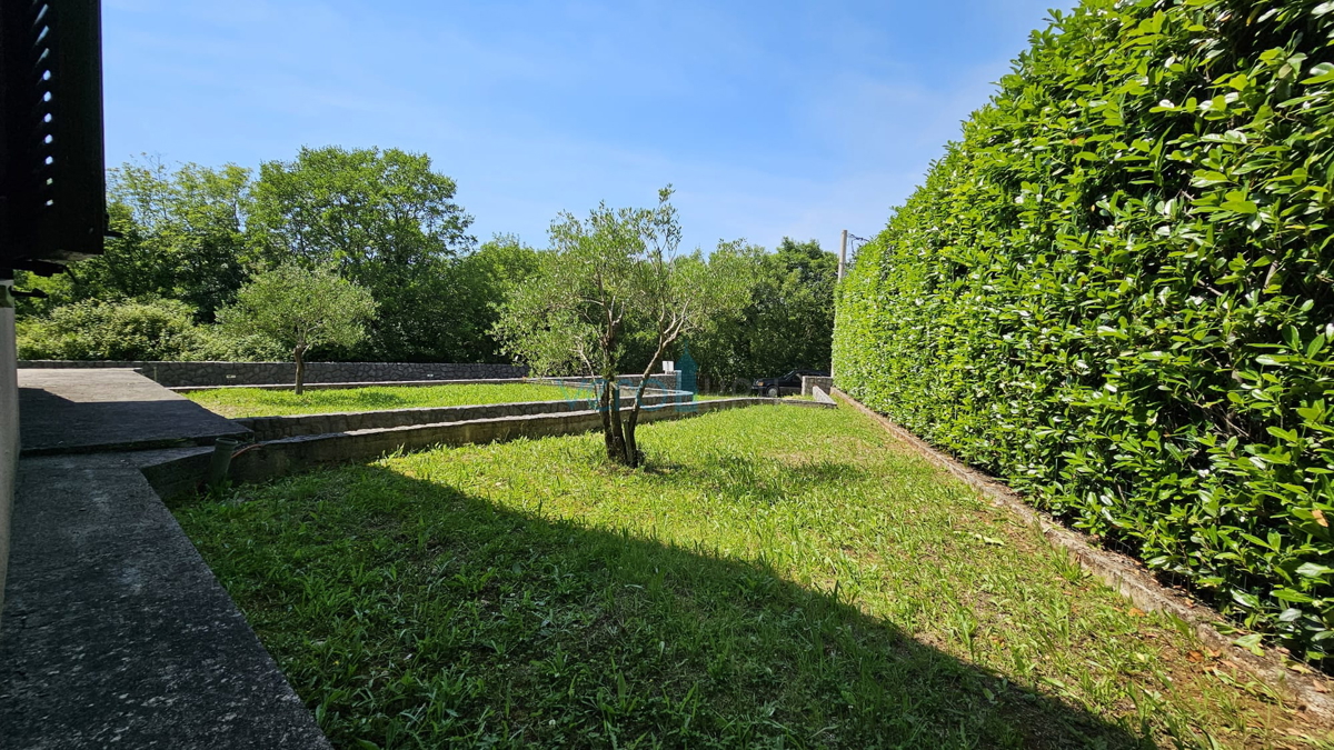 Otok Krk, Dobrinj, dvojna hiša z dvema stanovanjema 130 m2, zemljišče 300 m2, prodaja