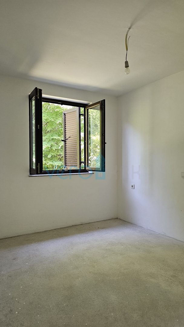 Otok Krk, Dobrinj, dvojna hiša z dvema stanovanjema 130 m2, zemljišče 300 m2, prodaja