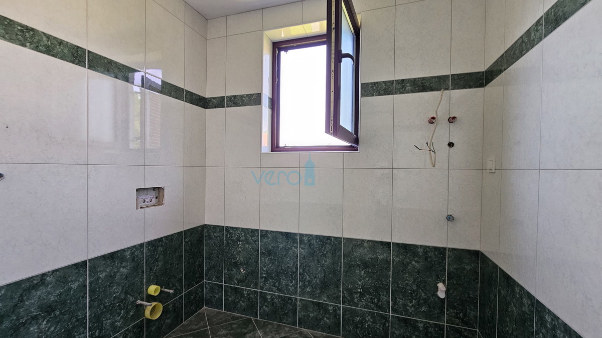 Otok Krk, Dobrinj, dvojna hiša z dvema stanovanjema 130 m2, zemljišče 300 m2, prodaja