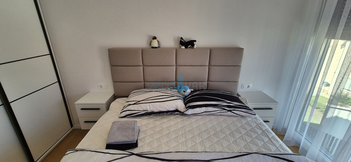Malinska, središče, novogradnja, dvojna hiša s bazenom, pogled na morje, vrt, prodaja