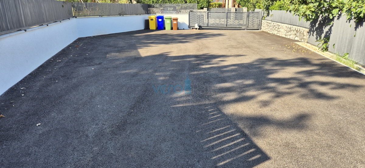 Malinska, središče, novogradnja, dvojna hiša s bazenom, pogled na morje, vrt, prodaja