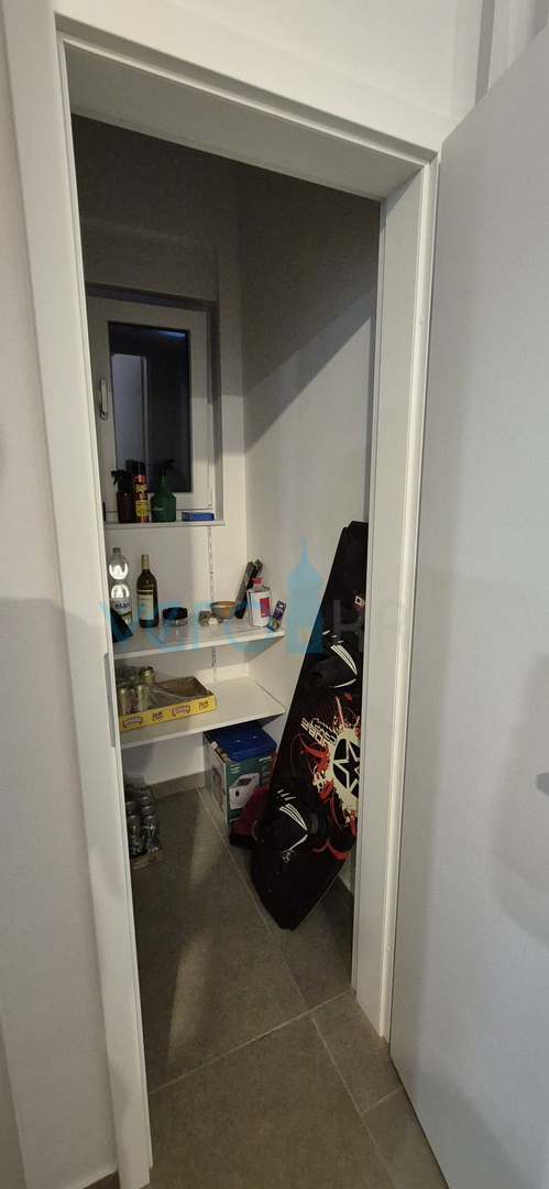 Malinska, središče, novogradnja, dvojna hiša s bazenom, pogled na morje, vrt, prodaja