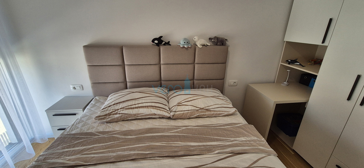 Malinska, središče, novogradnja, dvojna hiša s bazenom, pogled na morje, vrt, prodaja