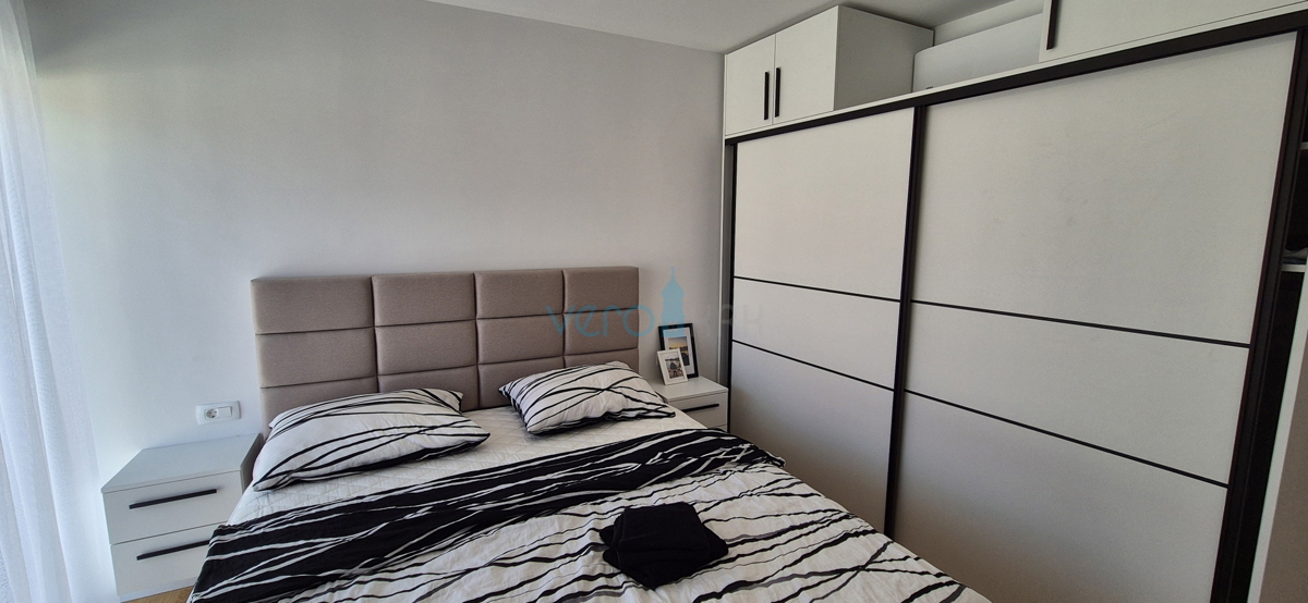 Malinska, središče, novogradnja, dvojna hiša s bazenom, pogled na morje, vrt, prodaja