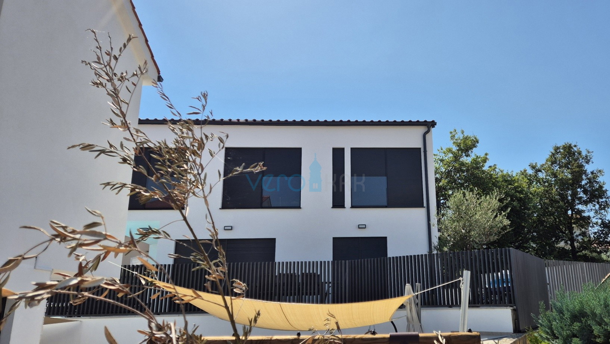 Malinska, središče, novogradnja, dvojna hiša s bazenom, pogled na morje, vrt, prodaja