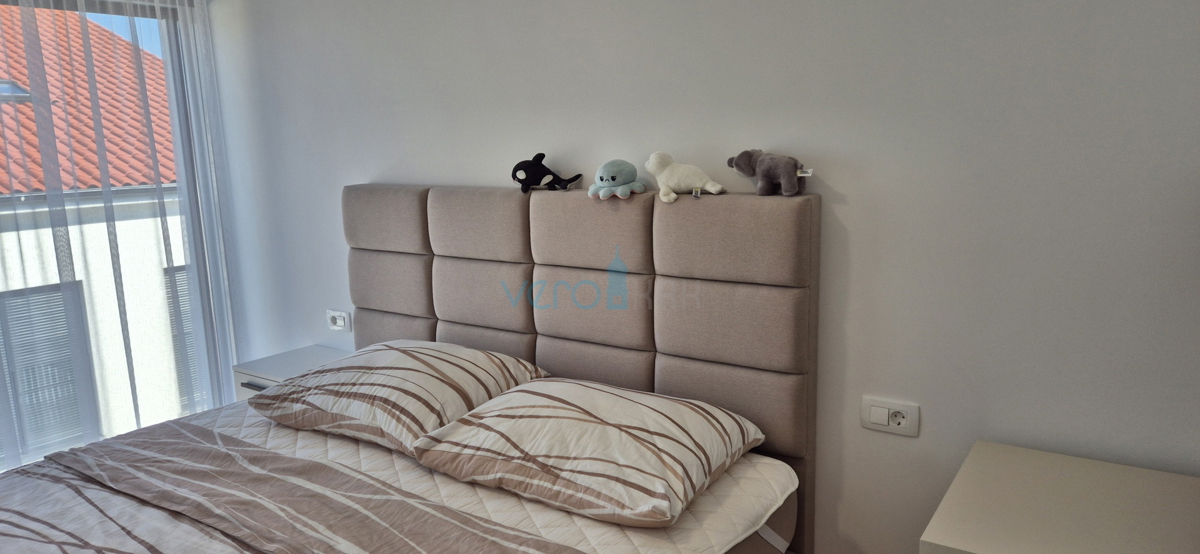 Malinska, središče, novogradnja, dvojna hiša s bazenom, pogled na morje, vrt, prodaja