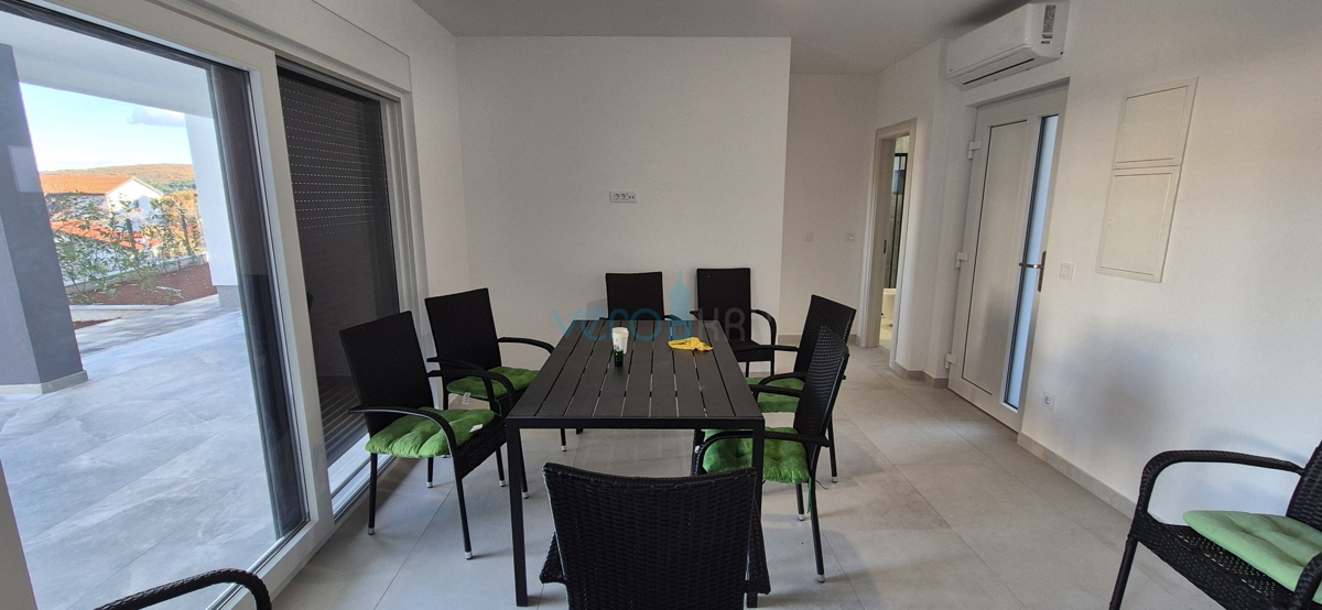 Zaliv Soline, otok Krk, novogradnja, dvosobni apartma v pritličju, terasa, vrt, pogled, prodamo