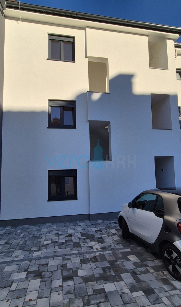 Zaliv Soline, otok Krk, novogradnja, dvosobni apartma v pritličju, terasa, vrt, pogled, prodamo