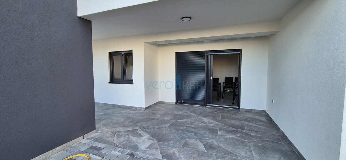 Zaliv Soline, otok Krk, novogradnja, dvosobni apartma v pritličju, terasa, vrt, pogled, prodamo