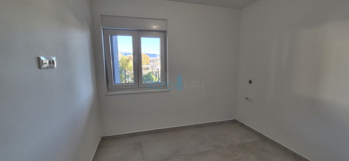 Zaliv Soline, otok Krk, novogradnja, dvosobni apartma v pritličju, terasa, vrt, pogled, prodamo