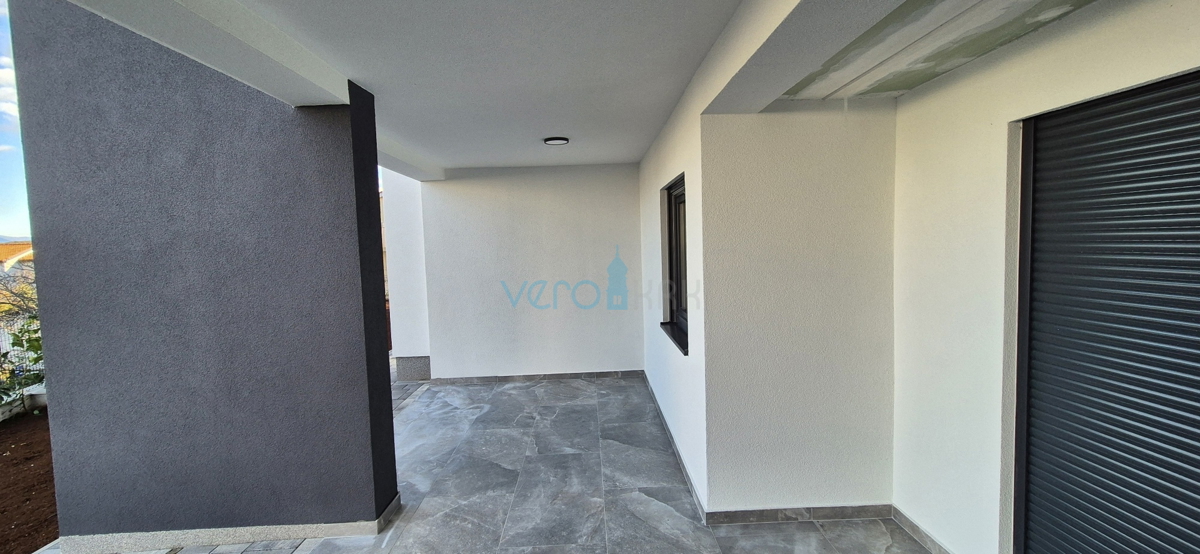 Zaliv Soline, otok Krk, novogradnja, dvosobni apartma v pritličju, terasa, vrt, pogled, prodamo