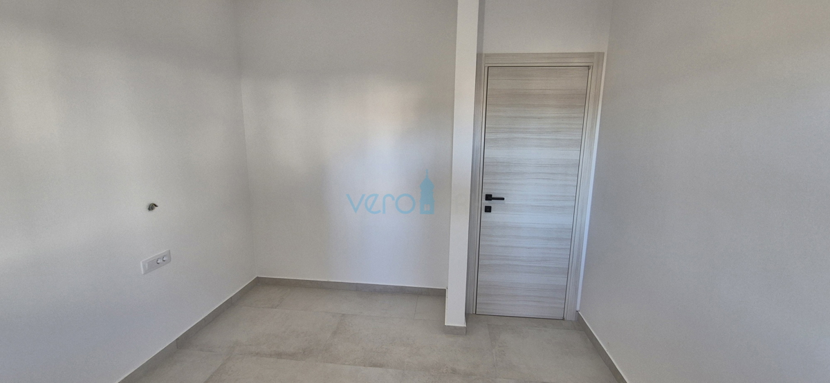 Zaliv Soline, otok Krk, novogradnja, dvosobni apartma v pritličju, terasa, vrt, pogled, prodamo