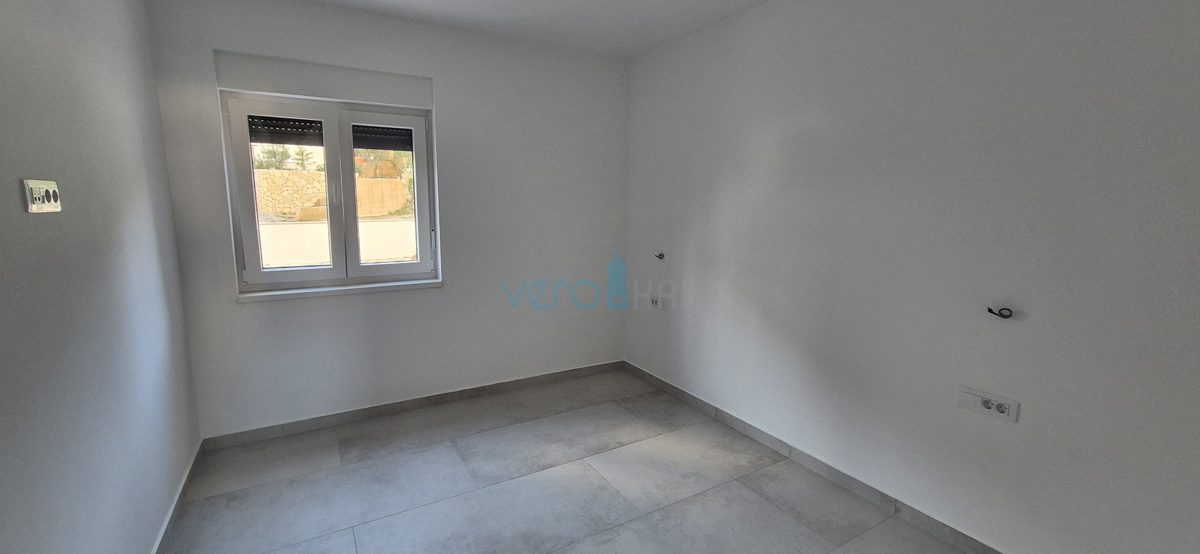 Zaliv Soline, otok Krk, novogradnja, dvosobni apartma v pritličju, terasa, vrt, pogled, prodamo