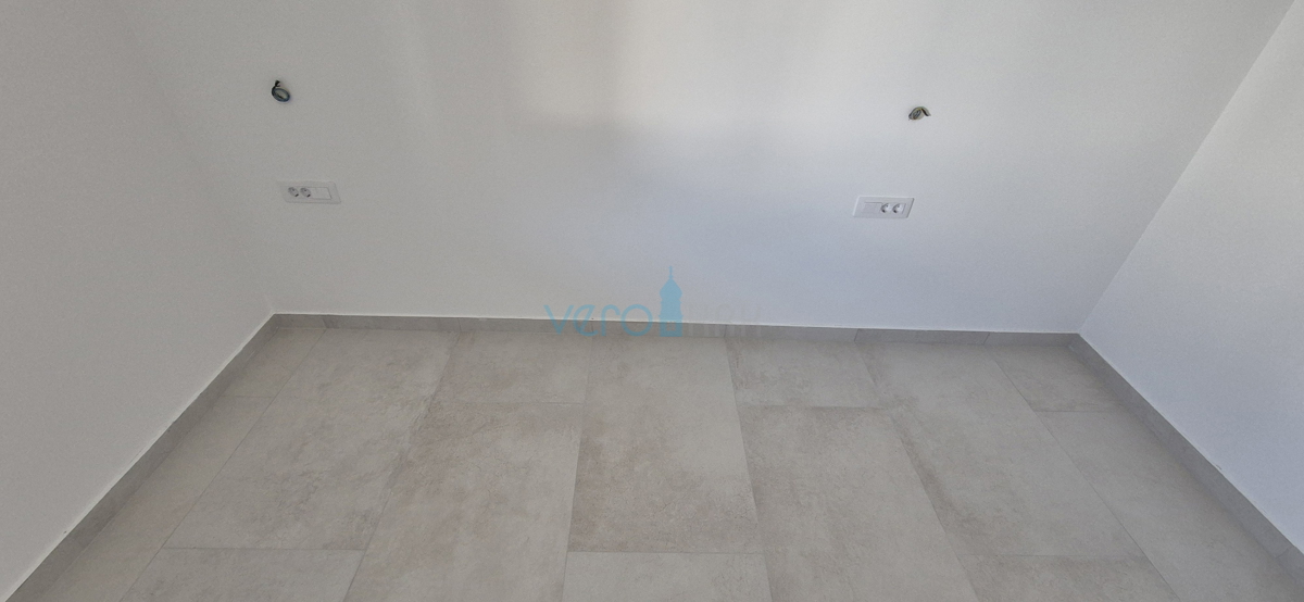 Zaliv Soline, otok Krk, novogradnja, dvosobni apartma v pritličju, terasa, vrt, pogled, prodamo