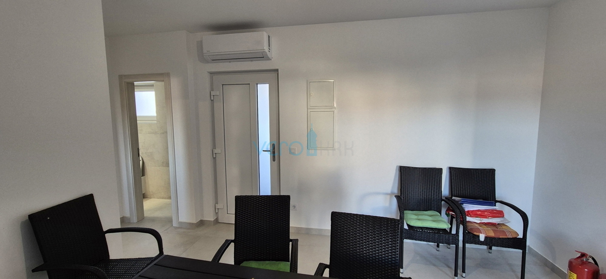 Zaliv Soline, otok Krk, novogradnja, dvosobni apartma v pritličju, terasa, vrt, pogled, prodamo