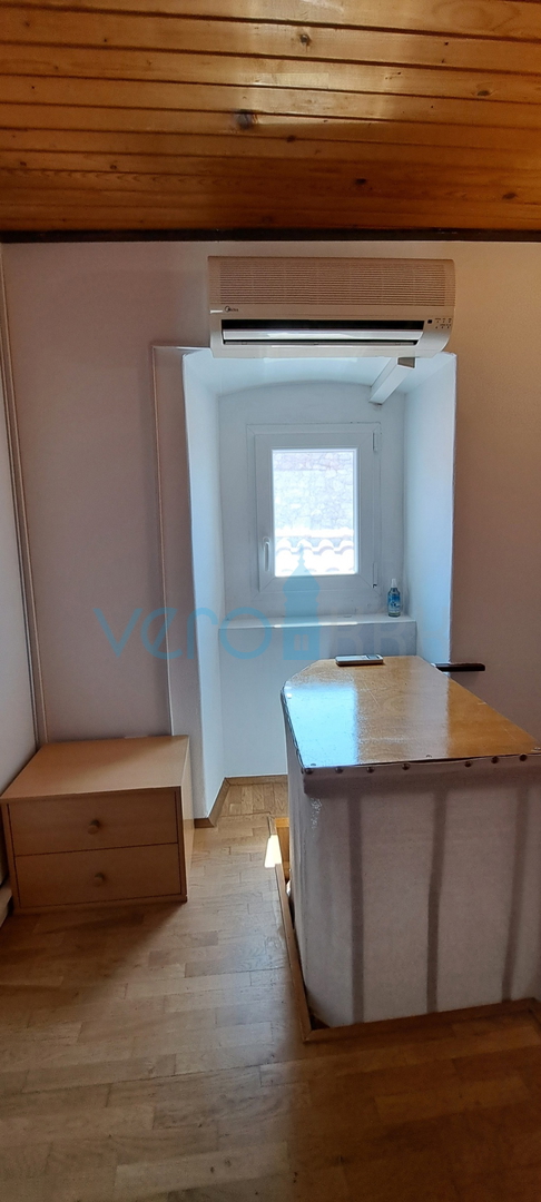 Omišalj, otok Krk, avtohtona kamnita hiša v vrsti, terasa, prodaja