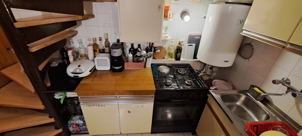 Omišalj, otok Krk, avtohtona kamnita hiša v vrsti, terasa, prodaja