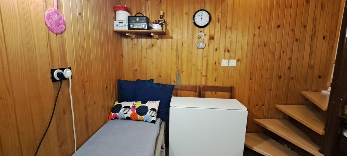 Omišalj, otok Krk, avtohtona kamnita hiša v vrsti, terasa, prodaja