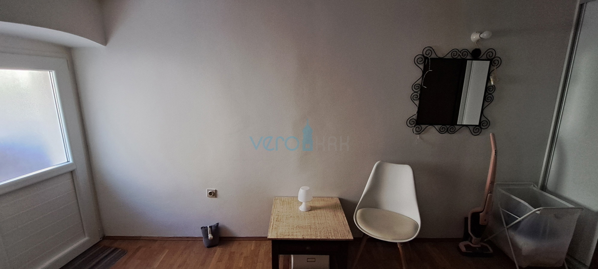 Omišalj, otok Krk, avtohtona kamnita hiša v vrsti, terasa, prodaja