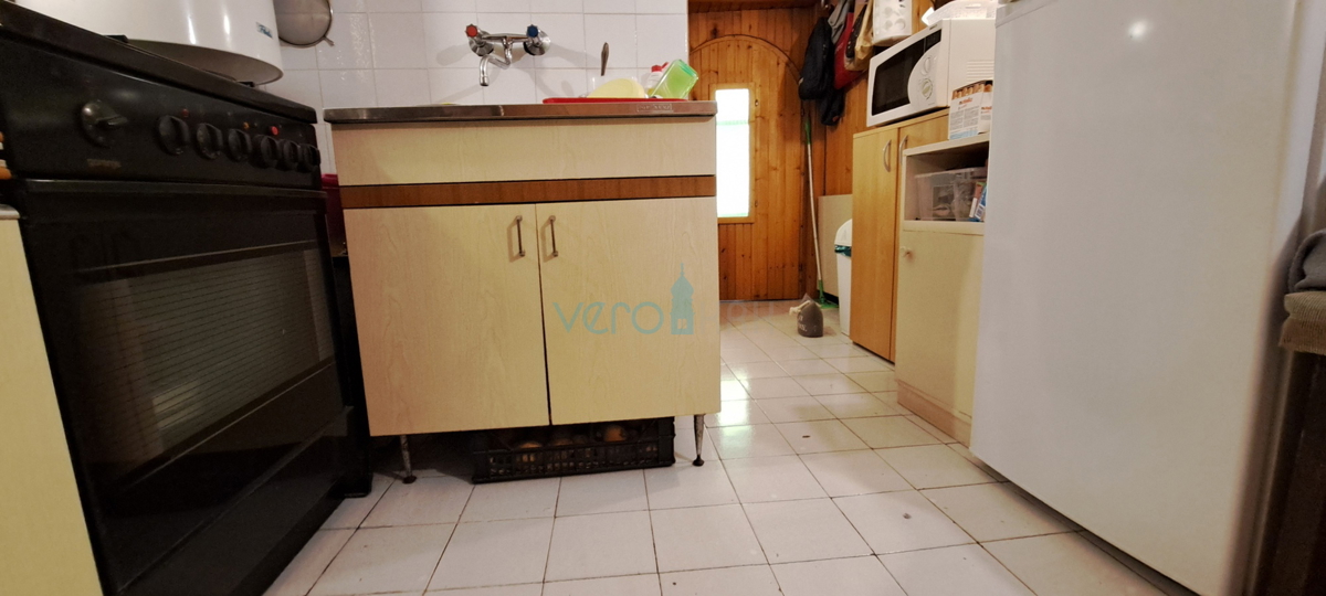 Omišalj, otok Krk, avtohtona kamnita hiša v vrsti, terasa, prodaja