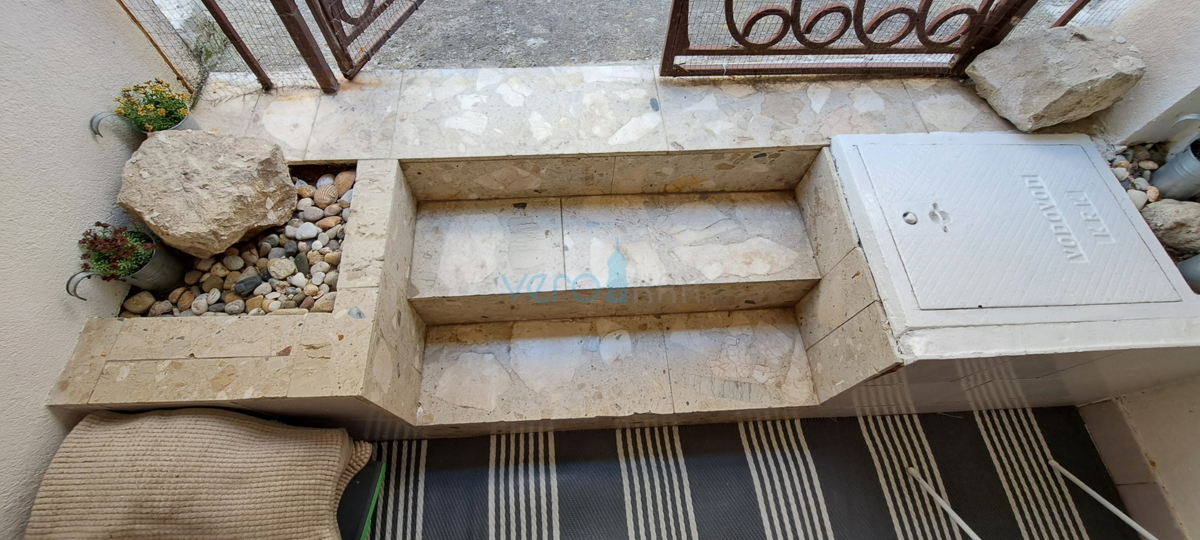 Omišalj, otok Krk, avtohtona kamnita hiša v vrsti, terasa, prodaja
