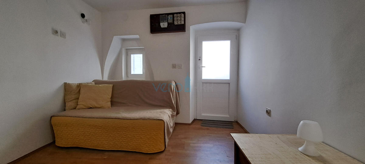 Omišalj, otok Krk, avtohtona kamnita hiša v vrsti, terasa, prodaja