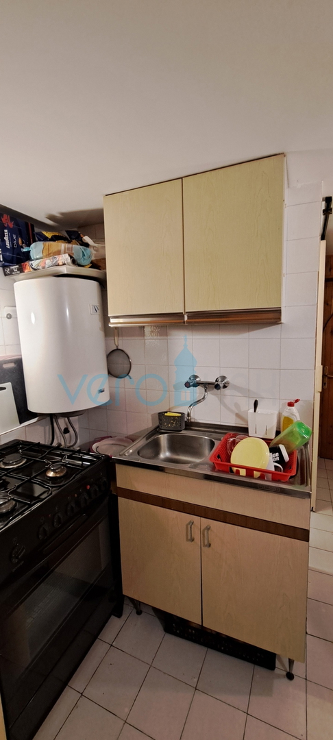 Omišalj, otok Krk, avtohtona kamnita hiša v vrsti, terasa, prodaja
