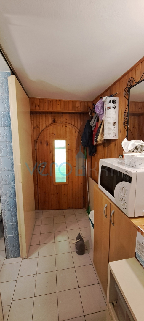 Omišalj, otok Krk, avtohtona kamnita hiša v vrsti, terasa, prodaja