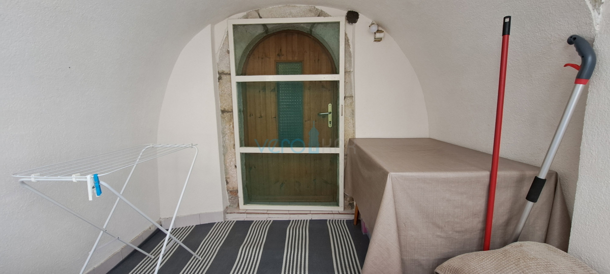 Omišalj, otok Krk, avtohtona kamnita hiša v vrsti, terasa, prodaja