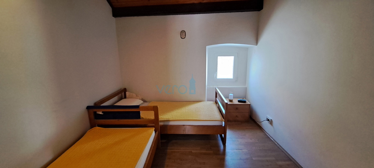 Omišalj, otok Krk, avtohtona kamnita hiša v vrsti, terasa, prodaja