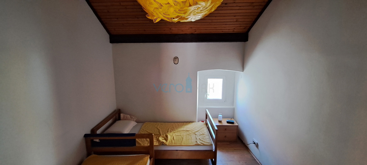 Omišalj, otok Krk, avtohtona kamnita hiša v vrsti, terasa, prodaja
