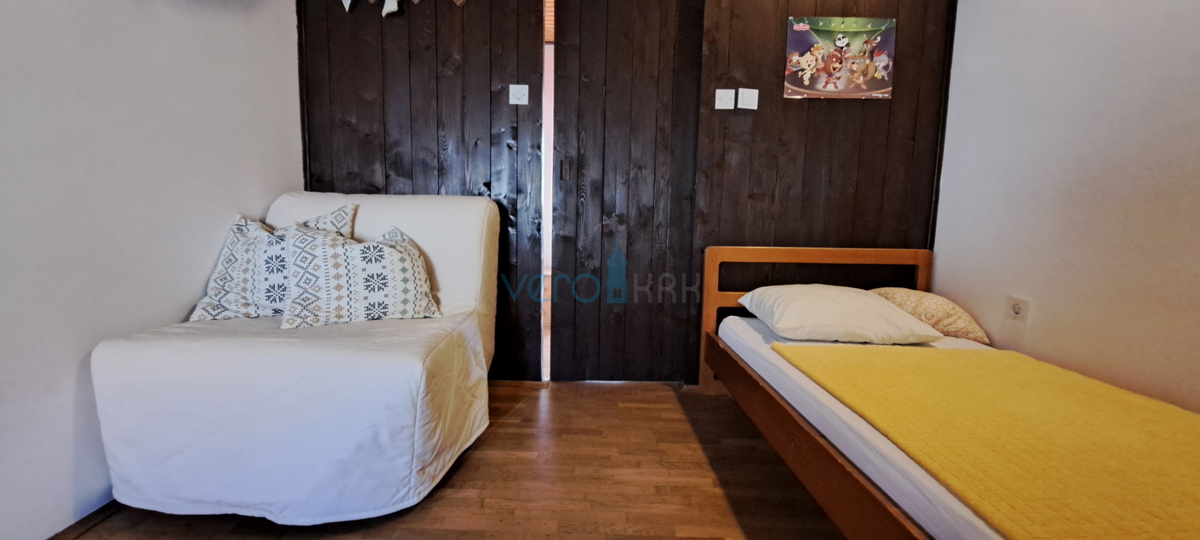 Omišalj, otok Krk, avtohtona kamnita hiša v vrsti, terasa, prodaja