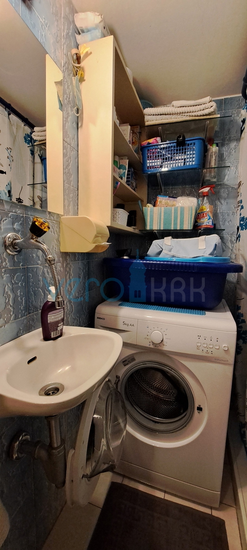Omišalj, otok Krk, avtohtona kamnita hiša v vrsti, terasa, prodaja