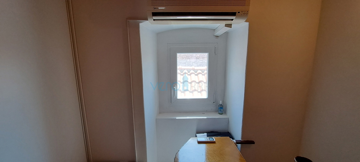 Omišalj, otok Krk, avtohtona kamnita hiša v vrsti, terasa, prodaja